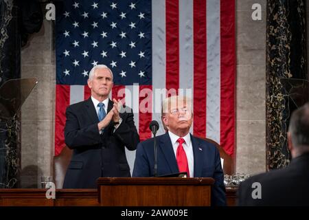 Washington, États-Unis D'Amérique. 04 février 2020. Washington, États-Unis D'Amérique. 04 Février 2020. Donald Trump, président des États-Unis, prononce une allocution de l'État de l'Union lors d'une session conjointe du Congrès au Capitole des États-Unis le 4 février 2020 à Washington, DC Credit: Shealah Craigead/White House photo/Alay Live News Banque D'Images