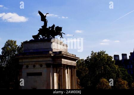 L'Ange de la paix descendant sur la Quadriga de la Victoire, Wellington Arch, également connue sous le nom de Constitution Arch, Hyde Park Corner, Londres, Angleterre. Banque D'Images