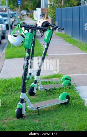 Brisbane, Queensland, Australie - 28 janvier 2020 : vue de certains Scooters de chaux électriques stationnés sur le trottoir de Brisbane. Ce E-scooters est utilisé pour Banque D'Images