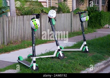 Brisbane, Queensland, Australie - 28 janvier 2020 : vue de certains Scooters de chaux électriques stationnés sur le trottoir de Brisbane. Ce E-scooters est utilisé pour Banque D'Images