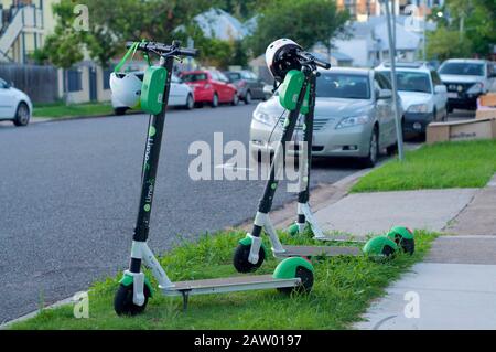 Brisbane, Queensland, Australie - 28 janvier 2020 : vue de certains Scooters de chaux électriques stationnés sur le trottoir de Brisbane. Ce E-scooters est utilisé pour Banque D'Images