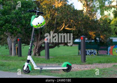 Brisbane, Queensland, Australie - 28 janvier 2020 : vue de certains Scooters de chaux électriques stationnés sur le trottoir de Brisbane. Ce E-scooters est utilisé pour Banque D'Images