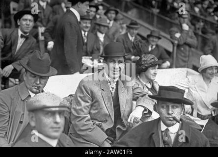 Boxer Jim Corbett (centre) et Blossom Seeley (épouse de Rube Marquard) à gauche de Corbett au Game One de la série mondiale de 1913 au Polo Grounds New York Banque D'Images