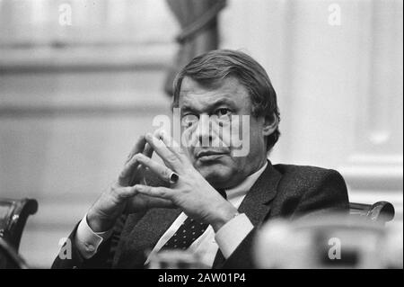 Chambre basse; débat d'urgence sur la position du gouvernement sur le déploiement des armes nucléaires dans le cadre de la réunion du ministre du Groupe de planification nucléaire Van Mierlo (Défense, D66) au cours du débat Date: 15 octobre 1981 mots clés: Débats, armes nucléaires, ministres, portraits Nom De La Personne: Mierlo, Hans van Banque D'Images