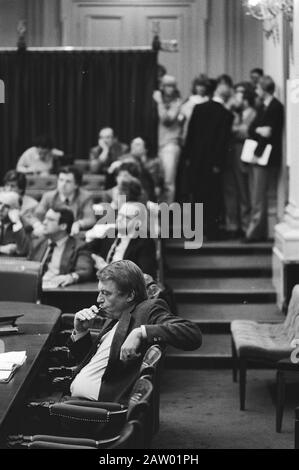 Chambre basse; débat d'urgence sur la position du gouvernement sur le déploiement des armes nucléaires dans le cadre de la réunion du ministre du Groupe de planification nucléaire Van Mierlo (D66, Défense) au cours du débat Date: 15 octobre 1981 mots clés: Débats, armes nucléaires, ministres Nom De La Personne : Mierlo, Hans van Banque D'Images