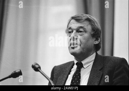 Chambre basse; débat d'urgence sur la position du gouvernement sur le déploiement des armes nucléaires dans le cadre de la réunion du ministre du Groupe de planification nucléaire Van Mierlo (Défense, D66) au cours du débat Date: 15 octobre 1981 mots clés: Débats, armes nucléaires, ministres, portraits Nom De La Personne: Mierlo, Hans van Banque D'Images