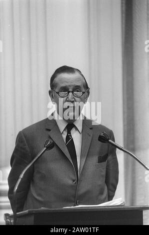 Débat au Parlement sur les difficultés du ministre de l'éducation et des sciences de l'armée Chris van Veen (CHU) Date : le 22 juin 1972 lieu : la Haye, Hollande-Méridionale mots clés : Ministres débats parlementaires, parlementaires, politiciens, partis politiques Nom De La Personne : Veen, Chris Nom de l'institution : Armée royale Banque D'Images