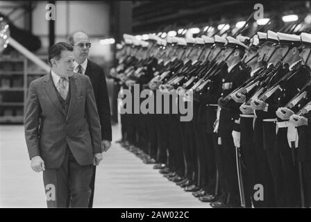 Le ministre Weinberger (Défense, États-Unis) s'est rendu dans notre pays; inspectant la garde d'honneur avec le ministre de Ruiter Date: 29 mars 1984 mots clés: Visite, gardes d'honneur, inspections, ministres Nom De La Personne: Rider, Job de, Weinberger, Caspar Banque D'Images