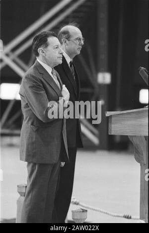 Le ministre Weinberger (Défense, États-Unis) a visité notre pays; Weinberger (avec main sur la poitrine) et Rider en jouant aux hymnes Date: 29 mars 1984 mots clés: Chansons folkloriques, visites, ministres Nom De La Personne: Weinberger, Caspar Banque D'Images