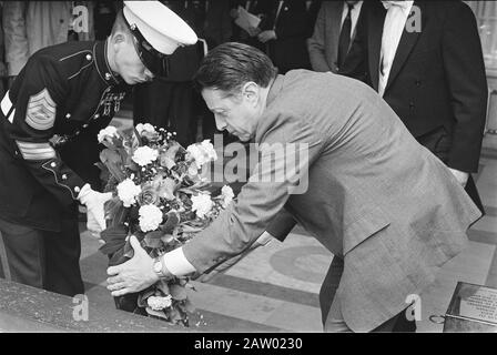 Le ministre Weinberger (Défense, États-Unis) a visité notre pays; Weinberger lattes la couronne au Parlement Date: 29 mars 1984 mots clés: Visite, la pose de couronnes, ministres Nom De La Personne: Weinberger, Caspar Banque D'Images