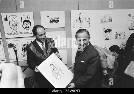 Ouverture par le ministre de Jong d'une exposition de caricatures politiques au Premier ministre de Jong (R) reçoit un dessin des mains du maire adjoint Goudsmit Date: 17 avril 1971 lieu Amstelveen, Noord-Holland mots clés: Maires adjoints, premiers ministres, ouvertures, dessins, expositions Nom De La Personne: Young, Piet Banque D'Images
