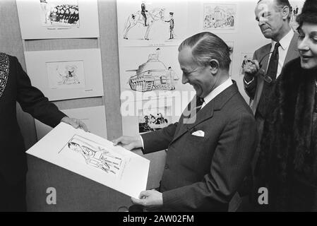 Ouverture par le ministre de Jong d'une exposition de caricatures politiques au Premier ministre de Jong (m) reçoit un dessin des mains du vice-maire Goudsmit Date: 17 avril 1971 lieu Amstelveen, Noord-Holland mots clés: Premiers ministres, ouvertures, dessins, expositions Nom De La Personne: Young, Piet Banque D'Images