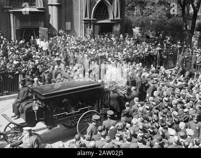 Funérailles du politicien de New York Tammany Hall Timothy (Big Tim) Daniel Sullivan (1862-1913) qui a eu lieu à la vieille cathédrale Saint-Patrick, The Bowery, New York City, 15 septembre 1913 Banque D'Images