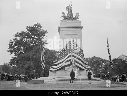 Photo montre le mémorial du cuirassé Maine, qui a explosé dans le port de la Havane, Cuba, pendant la guerre hispano-américaine de 1898. En 1913, le monument a été placé au Columbus Circle et à l'entrée de la 59ème rue au Central Park à New York City. Banque D'Images