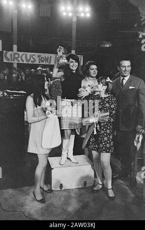 1966 Mlle Beat élue résidence de cirque Toni Boltini les numéros 1, 2 et 3 Annotation: Tout à droite Toni Boltini. Au milieu, le gagnant de Michele Sehiro Wassenaar, 16 ans. Le troisième gagnant du prix était Paula de Boer (à droite) Date : 17 décembre 1966 mots clés : Miss Nom De La Personne : Boltini, Toni Banque D'Images