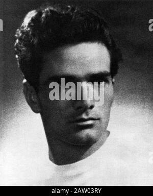 1945 , ITALIE : le célèbre réalisateur italien, écrivain et poète PIER PAOLO PASOLINI ( 1922 - 1975 ) à 23 ans - REGISTA - POETA - POES Banque D'Images