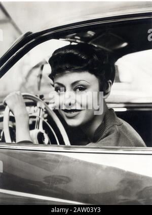La chanteuse et actrice allemande CATERINA VALENTE , née à Paris le 16 janvier 1931 de parents italiens , dans le film français CASINO DE PARIS ( 1957 ) Banque D'Images