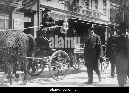 Funérailles du politicien de New York Tammany Hall Timothy (Big Tim) Daniel Sullivan (1862-1913) qui a eu lieu à la vieille cathédrale Saint-Patrick, The Bowery, New York City, 15 septembre 1913. Banque D'Images