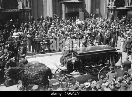 Funérailles du politicien de New York Tammany Hall Timothy (Big Tim) Daniel Sullivan (1862-1913) qui a eu lieu à la vieille cathédrale Saint-Patrick, The Bowery, New York City, 15 septembre 1913. Banque D'Images