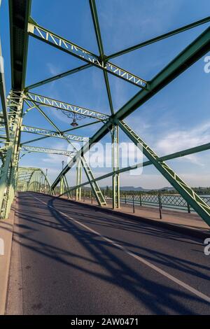 Le pont Maria Valeria rejoint Esztergom en Hongrie et Sturovo en Slovaquie. Banque D'Images