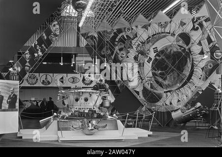 Exposition commerciale russe à la RAI à Amsterdam modèle du véhicule d'exploration lunaire russe Lunachod Date: 24 mai 1972 lieu: Amsterdam, Noord-Holland mots clés: Bourses, économie, commerce, relations internationales, modélisation, espace, échelle, institution de transport Nom: RAI Banque D'Images
