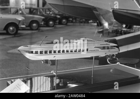 Exposition commerciale russe à la RAI à Amsterdam modèle d'un navire russe date: 24 mai 1972 lieu: Amsterdam, Noord-Holland mots clés: Bourses, économie, commerce, relations internationales, modélisation , modèles, construction navale Nom de l'institution: RAI Banque D'Images