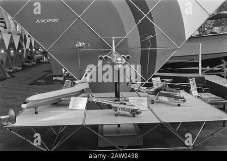 Exposition commerciale russe à la RAI à Amsterdam modèles d'aéronefs russes Date: 24 mai 1972 lieu: Amsterdam, Noord-Holland mots clés: Bourses, économie, commerce, relations internationales, aviation, modèle, modèles, industrie aéronautique Nom de l'institution: RAI Banque D'Images