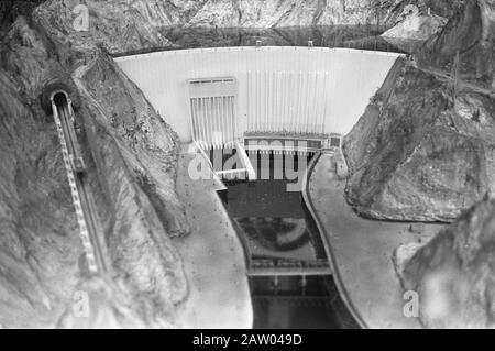 Exposition commerciale russe à la RAI à Amsterdam modèle d'un barrage russe Date: 24 mai 1972 lieu: Amsterdam, Noord-Holland mots clés: Bourses, économie, commerce, relations internationales, modélisation, échelle, barrages, eau Nom de l'institution: RAI Banque D'Images