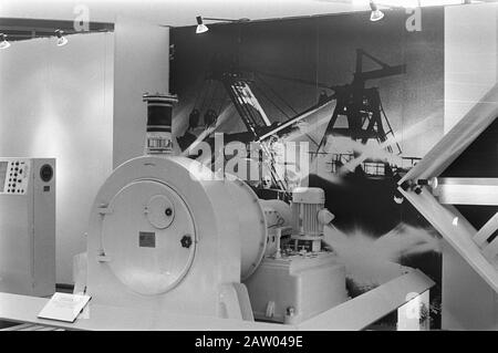 Exposition commerciale russe à la RAI à Amsterdam modèles d'engins spatiaux russes Date: 24 mai 1972 lieu: Amsterdam, Noord-Holland mots clés: Bourses, économie, commerce, relations internationales, modélisation, aérospatiale, modèles Nom de l'institution: RAI Banque D'Images