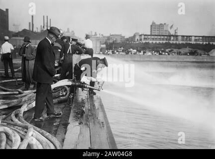 Compétition de moteurs de pompe à moteur détenus par l'Association internationale des pompiers, New York, 3 septembre 1913. Les moteurs Pumper ont attiré l'eau de la rivière Hudson. Banque D'Images