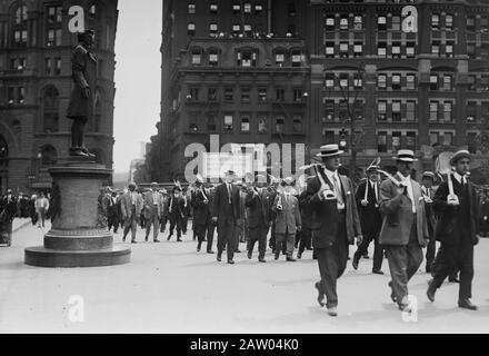 Les partisans de la cérémonie de notification qui a eu lieu le 3 septembre 1913 sur les marches de l'hôtel de ville de New York, où le maire William J. Gaynor a été nommé pour réélection. Banque D'Images