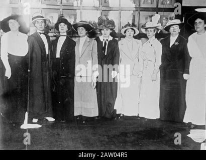 La photo montre dix policiers nouvellement nommés, Chicago, Illinois. Ils sont (de gauche à droite) Mme Anna Loucks, Mlle Clara Olsen, Mlle Fannie Willsey, Mlle Margaret Wilson, Mme L. C. Parks, Mme Margaret Butler, Mme Alice Clement, Mme Emma F. Neukon, Mme T. D. Meder Howe (superviseur) et Gertrude Britton (superviseur). Banque D'Images