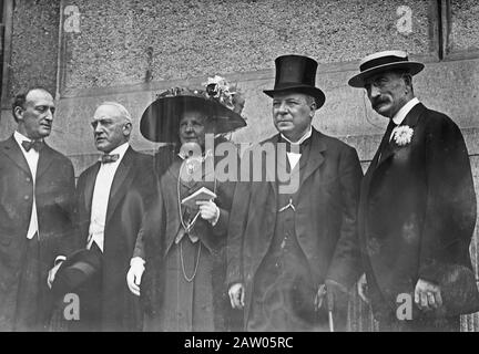 Spectacles de photos (de gauche à droite) le procureur général des États-Unis James Clark McReynolds, sir Kenneth Augustus Muir Mackenzie (1845-1930), le premier baron Muir-Mackenzie; Mlle Elizabeth Haldane (1862-1937), Richard Burdon Sanderson Haldane, le premier vicomte Haldane (1856-1928) et le juge Dickinson à West point, État de New York, le 30 août 1913. Banque D'Images