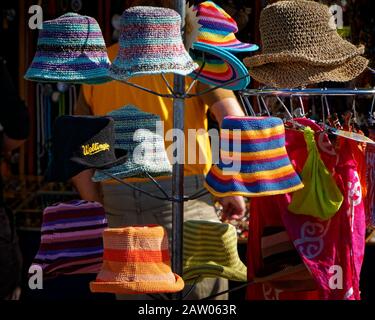 Chapeaux tricotés en laine, un avec Wellington écrit dessus, sur un marché de Nelson, Nelson, Nouvelle-Zélande. Banque D'Images