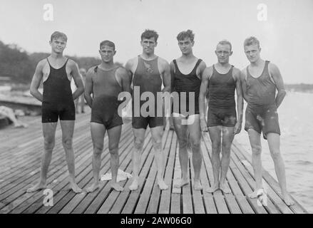 La photo montre les nageurs compétitifs J.A. Zimrock, G. Hager, Rex Cropsey, C. Ash, H. Knecht et J.C. Wheatley. Banque D'Images