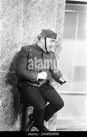 Mountieshow enregistre AVRO TV. Piet Bambergen as liftboy Date: 9 décembre 1969 mots clés: Ascenseur boys, montre Personne Nom: Bambergen Piet Nom de l'institution: Mounties, Banque D'Images