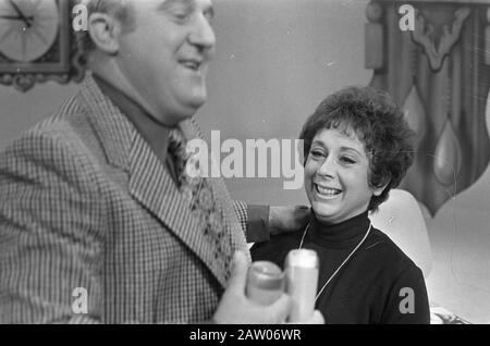 Mountieshow, Avro Tv; Piet Bambergen Et Sheila Bernette Date : Le 6 Octobre 1971 Nom De La Personne : Bambergen, Piet, Bernette, Sheila Nom De L'Institution : Mounties, Banque D'Images