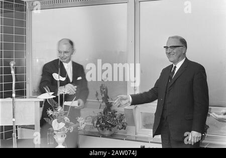 M. H. W. van Hylkema, directeur général Département de la justice pour enfants ouvre un nouveau conseil du bâtiment de l'enfant Amsterdam Date: 28 novembre 1969 lieu: Amsterdam, Noord-Holland mots clés: Enfant, directeurs, bâtiments, ports Nom De La Personne: M. H. W. van Hylkema institution Nom: Ministère de la Justice Banque D'Images