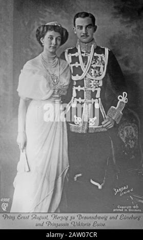 Ernst August, duc de Brunswick-Luneburg (1887-1953) et sa mariée la princesse Victoria Louise de Prusse qui se sont mariées le 24 mai 1913 Banque D'Images