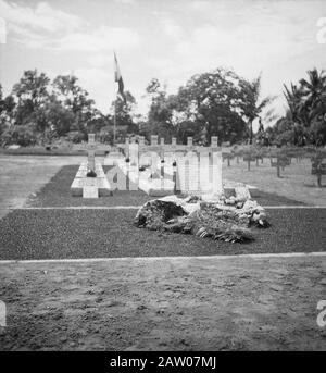 Muntok Banka; commémorer 14 soldats de 7 cas de RS Banka Muntok (Bangka): Au cimetière Muntok a trouvé un lieu commémoratif aux tombes des quatorze hommes de 7 RS, qui sont des cas de Bangka en 1946. La plaque simple avec des hommages floraux. Date : Le 20 Février 1948 Lieu : Indes Orientales Néerlandaises D'Indonésie Banque D'Images