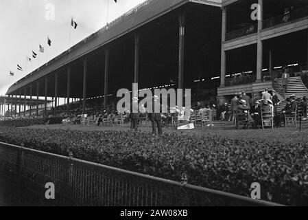 Fans de course à cheval sur la pelouse à Belmont Race Track CA. 1910-1915 Banque D'Images