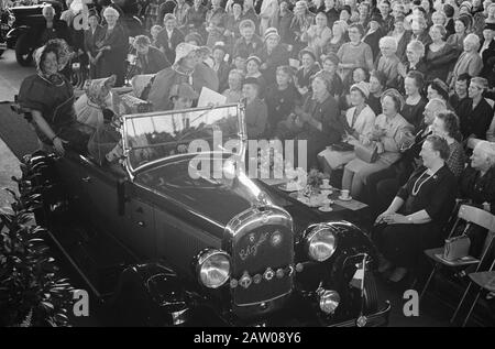 La reine Juliana assiste au 50ème anniversaire de l'Association néerlandaise des femmes ménagères la reine Juliana arrivée en voiture Date: 17 avril 1962 mots clés: Queens Nom De La Personne: Juliana, Queen Nom de l'institution: Dutch Association of Housewives Banque D'Images