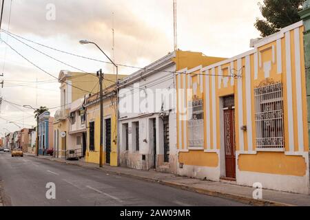 Portes en bois dans des bâtiments coloniaux colorés dans une rue typique de Merida, Yucatan, Mexique. Banque D'Images