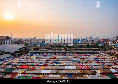 Coucher De Soleil Au Train Night Market Ratchada À Bangkok, Thaïlande. Banque D'Images
