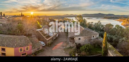 Un paysage médiéval à l'intérieur de la vieille ville abandonnée de Granadilla dans la campagne d'Estrémadure. Une vue incroyable depuis le château avec le coucher du soleil Banque D'Images