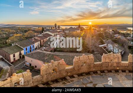 Un paysage médiéval à l'intérieur de la vieille ville abandonnée de Granadilla dans la campagne d'Estrémadure. Une vue incroyable depuis le château avec le coucher du soleil Banque D'Images