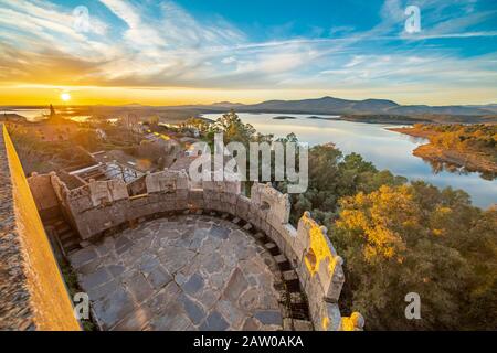 Un paysage médiéval à l'intérieur de la vieille ville abandonnée de Granadilla dans la campagne d'Estrémadure. Une vue incroyable depuis le château avec le coucher du soleil Banque D'Images