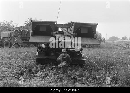 Exercice OTAN Lion Atlantique en Allemagne de l'Ouest visité par la reine Beatrix Date : 21 septembre 1983 lieu : Allemagne mots clés : exercices militaires, véhicules militaires, chars Banque D'Images