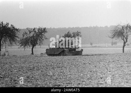 Exercice OTAN Lion Atlantique en Allemagne de l'Ouest visité par la reine Beatrix Date : 21 septembre 1983 lieu : Allemagne mots clés : exercices militaires, chars Banque D'Images