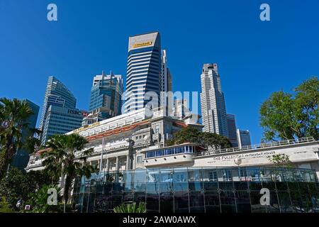 singapour, singapour - 2020.01.25: vue sur l'hôtel fullerton (anciennement le bureau de poste général gpo), maison de bateau à eau et immeubles de bureaux de haute taille de Banque D'Images